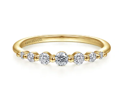 14K Yellow Gold Graduating Single Prong Diamond Band Ring