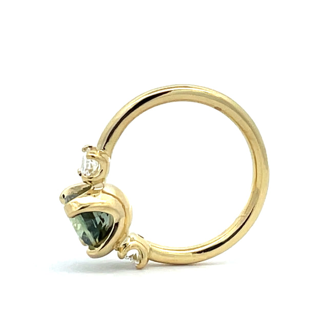 18 KT Yellow Gold 3 Stone Fashion Ring